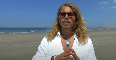 Нарцисс с "комплексом Бога": отец более 1 000 детей мечтает о создании семьи