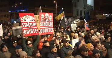 У Словаччині люди вийшли протестувати проти прем'єра Фіцо і на підтримку України, — ЗМІ (фото)