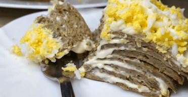 Печінковий торт із "секретом": простий рецепт усіма улюбленої закуски (відео)