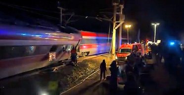 В Испании одновременно два скоростных поезда сошли с рельсов: есть погибшие (видео)