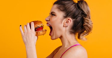 4 причины сильного голода. Эндокринолог рассказала, почему вам постоянно хочется есть