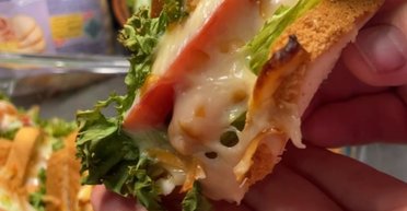 Гарячі бутерброди із сосискою: рецепт дуже простого перекусу