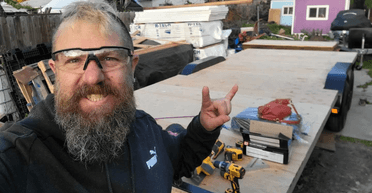 Врятував сотні життів: чоловік будує крихітні будиночки для бездомних (фото)