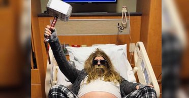 Зазнала сильного стресу: жінка поїхала народжувати на Геловін у костюмі Тора (відео)