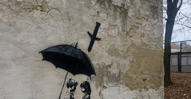 Опять Бэнкси? Во Львове нашли граффити в стиле всемирно известного художника (фото)