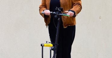 Колишню дружину Г'ю Джекмана помітили коли вона їхала на електросамокаті (фото)