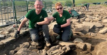 Переход от войны к миру: в Виндоланде семейная пара обнаружила римский рельеф с богиней (фото)