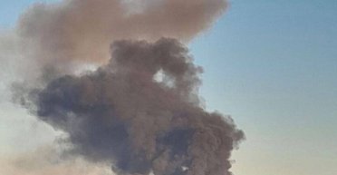 В России после ночной атаки беспилотников пылает газоперерабатывающий завод: что известно (фото)