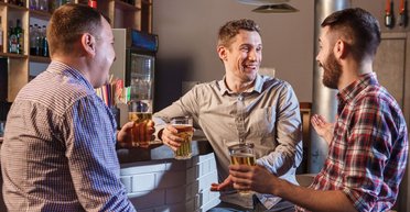 Алкогольный контроль: мужчине запретили посещать все пабы страны, что он натворил