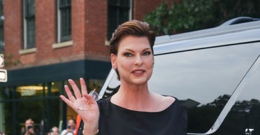 Лінда Євангеліста після новин про боротьбу з раком вийшла у світ (фото)