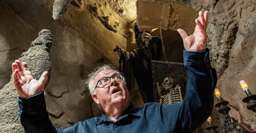 "Підземне царство" з незвичайними артефактами: чоловік 30 років копав лабіринт під будинком