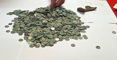 "Затремтіли руки": чоловік під час прогулянки знайшов майже 1500 стародавніх монет (фото)