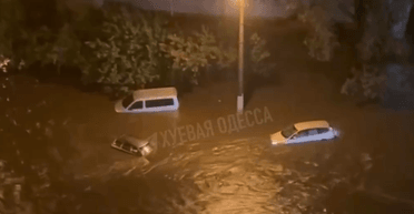 Машины плывут по улицам: Одессу после обильного дождя затопило (видео)