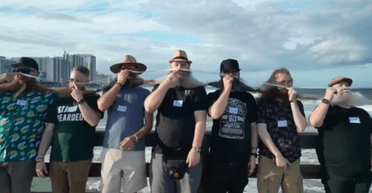 89 мужчин установили мировой рекорд, сделав 60-метровую цепочку из бород (видео)