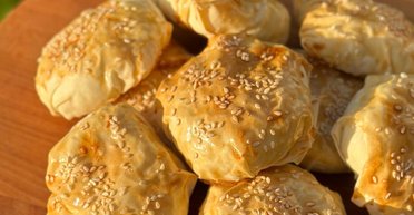 Швидкі пиріжки з куркою: покроковий рецепт (відео)