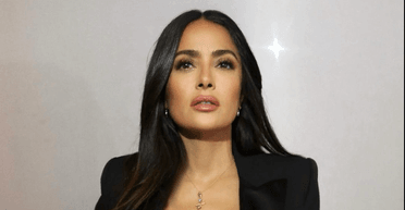 57-річна Сальма Хаєк позувала в блейзері з глибоким декольте (фото)