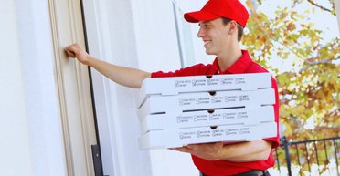 Во Флориде курьер не смог доставить пиццу: ему препятствовала огромная рептилия (видео)