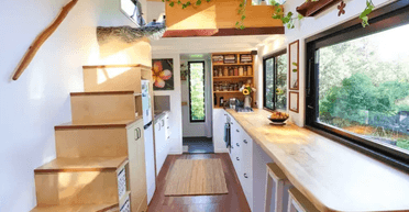 Женщина перед пенсией устала платить за аренду — теперь живет в "будке", и люди ей завидуют