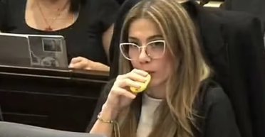 Депутат из Колумбии затянулась вейпом во время обсуждения реформы здравоохранения (видео)