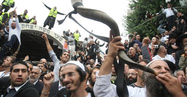 В Україну за чудесами. Чому хасиди з усього світу щороку з'їжджаються в нашу країну