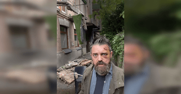 Упав разом з бетоном: у Києві обвалився балкон, на якому стояв американський режисер (відео)