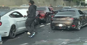 Устроили уличные гонки: в ДТП разбили восемь дорогих спорткаров (видео)