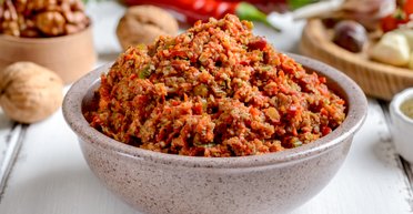 Аджика з томатів і волоських горіхів: рецепт популярного соусу по-новому