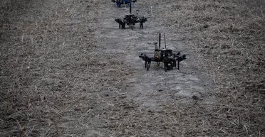 Сами решили между собой, когда делать сбросы: ВСУ атаковали позиции россиян "умными" дронами