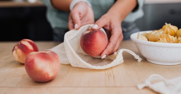 Вовняний фрукт. Учені пояснили, навіщо персику знадобився надокучливий пушок