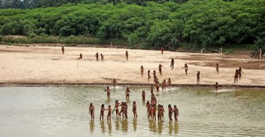 Закидали списами та стрілами: плем'я дикунів, які нічого не знають про світ, напало на лісорубів