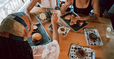 Что едят люди, которые всегда в форме: советы по завтраку без фанатизма