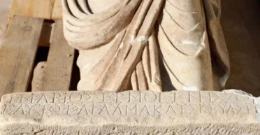 Нашли там, где не ждали: археологи раскопали римскую статую в "самом святом городе" (фото)