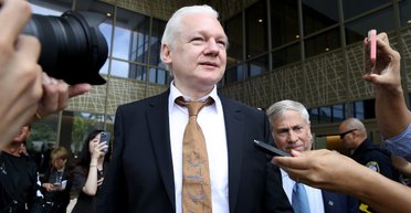 Пошел на сделку с США: Джулиан Ассанж официально вышел на свободу (видео)