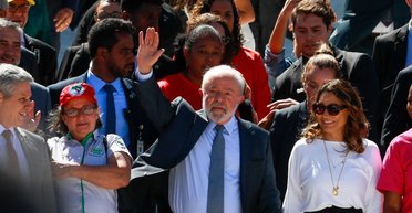 Брехливі лідери, політшарлатани, інфоцигани: де у світі перестають вірити політикам, а де продовжують і чому