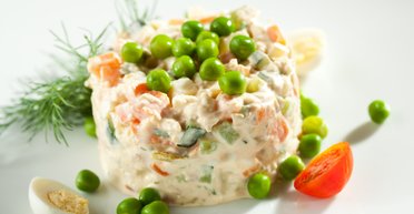 Хіт святкового столу: три незвичайні варіанти салату "Олів'є"