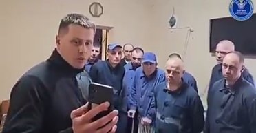 "У вас все зубы и пальцы на месте?": боец ВСУ пообщался с российскими пленными (видео)