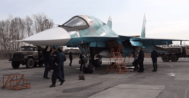 Боевые "селезни": ВКС РФ получили новые истребители-бомбардировщики Су-34 (видео)