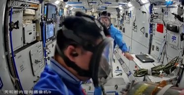 Китайські астронавти приготувалися до нанесення удару з космосу по станції "Тяньгун" (відео)