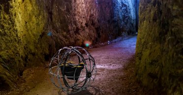 Котиться й облітає перешкоди: інженери створили незвичайний круглий дрон (відео)