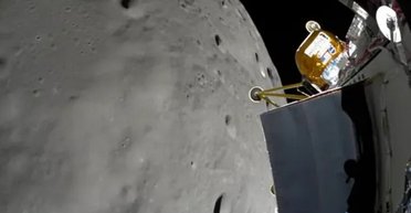 Історична посадка на Місяць: приватний модуль приземлився, але щось пішло не так (відео)