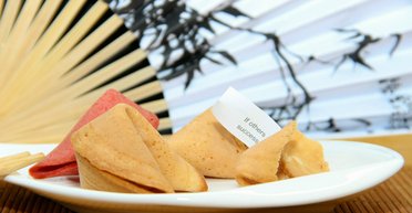 Для веселої зустрічі Нового року: простий рецепт печива з передбаченнями (відео)