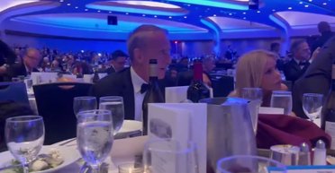 Пока все бежали: во время стрельбы с Трампом женщина воровала вино со столов — ее поступок активно обсуждают (фото)