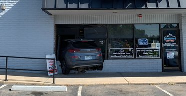 Пропрацював два дні: інструктор з водіння врізався в будівлю автошколи (відео)