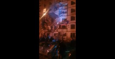 Разрушен почти весь подъезд: РФ КАБом попала в многоэтажку в Харькове