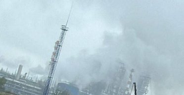 1 000 километров в огне и 7 пострадавших: в Омске повторно горит самый большой НПЗ в РФ (видео)