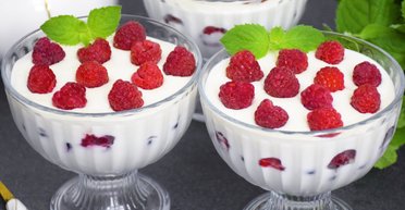 Десерт із сиром і замороженими ягодами: простий рецепт апетитних ласощів