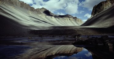 В этом озере вода не замерзает даже при -50 градусов: где оно находится (фото)
