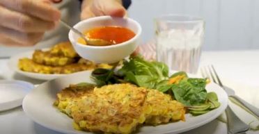 Швидко, смачно, незвично: оладки з тунцем і кукурудзою