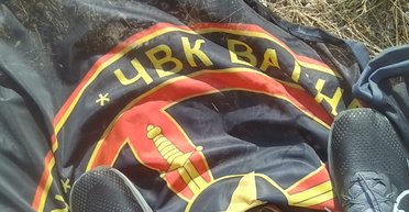 Викинув на смітник: у Криму український патріот зірвав прапор ПВК "Вагнер" на горі Ай-Петрі (фото)