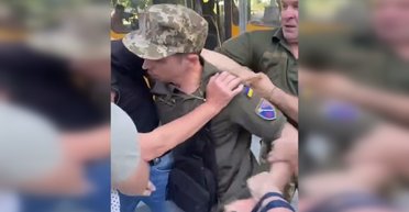 Мужчина пытался убежать от военных в Днепре: в ТЦК объяснили, что на самом деле произошло (видео)